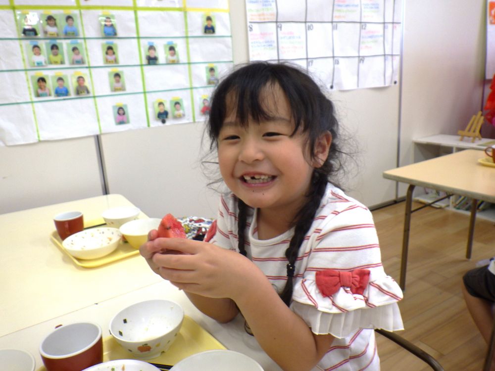 子どもたちが一番待ち望んでいた【すいか】も収穫が始まりました♡
小玉すいかなので、みんなで分けると小さめですが、それが余計においしく感じるようで・・・。
「あま～い♡」
「まだ食べたいねぇ」と大人気♪
友達と顔を見合わせて、小さなすいかを大事そうに食べていました。
次の収穫が楽しみだね♡