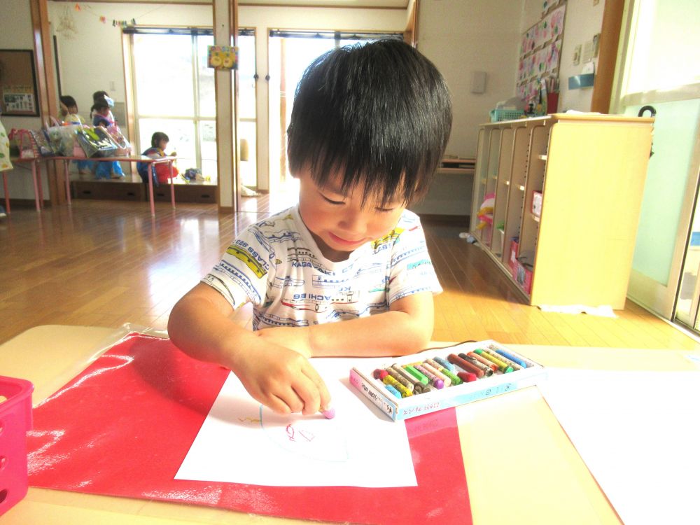 プールで遊んだ水鉄砲・・・
みんなで歌った“おばけなんてないさ”の歌
遊びの中に取り入れる姿がみられます



『Yくんね～おばけをやっつけたい』
『こんなおばけがいいなぁ』
自分の思い描いたおばけを描くＹくん