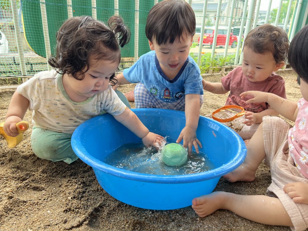 水に浮かぶおもちゃを取ろうと手をのばしたり・・・
バシャバシャ水をたたいたり・・・

思いっきり遊べたね😄
またしようね♡

