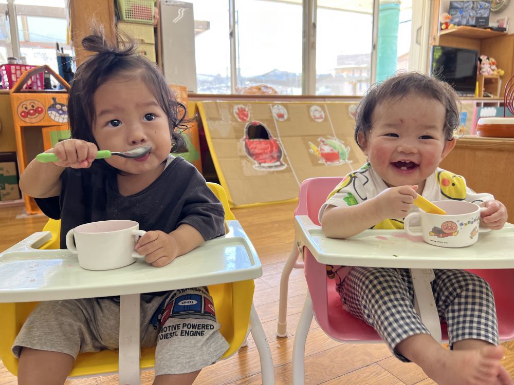 一口目はびっくりしてたけど
美味しくて上手にたべてたよ。
一口食べるごとにニコー😄と
嬉しそうなNちゃん。