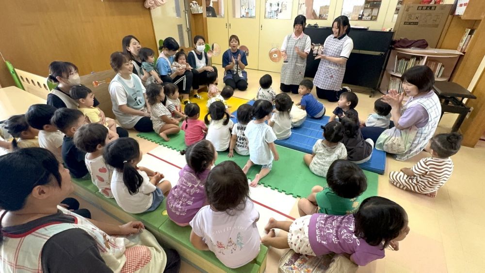 今週はインターンシップでお姉ちゃんが
５日間来てくれました。

今日はお別れ会の日…

「はじまるよったら、はじまるよ♪」

楽しい手遊びから始まりました！

子ども達もお姉ちゃんの笑顔につられて
楽しい雰囲気に♡


その後はシルエットクイズをしてくれました！！
「これなーんだ？」

ウサギや、ぶどう、ヘビ・・・
最後はお姉ちゃんたちのイラストが！😄

手遊びもクイズもお姉ちゃんたちが考えて練習してくれたものです✨
