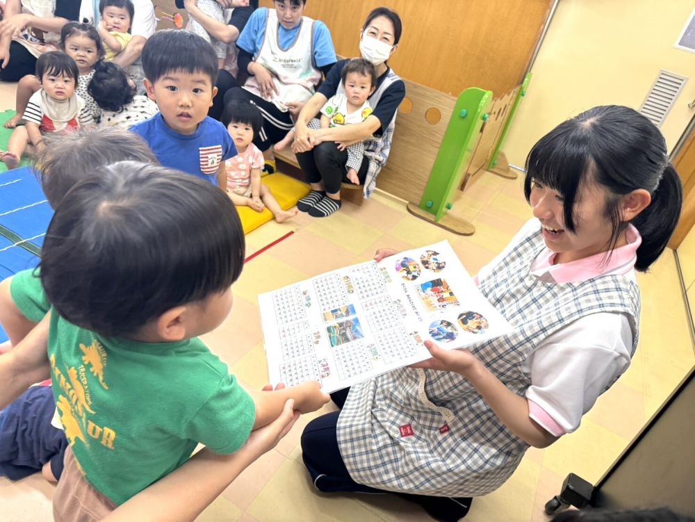 ”楽しい出し物のプレゼントをありがとう♡”の

お礼を込めて、最後に子ども達からお姉ちゃんたちへ
プレゼントをしました😊

