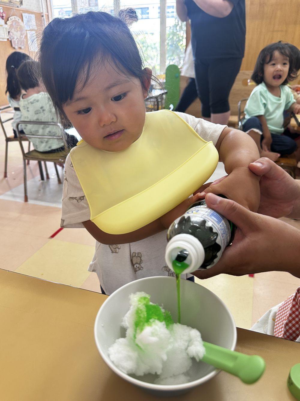 ガリガリガリかきごおり～♪

メロンのシロップかーけて～♪

Ｉちゃんは、みどりのメロン味をチョイス！！

先生と一緒にかけかけ～