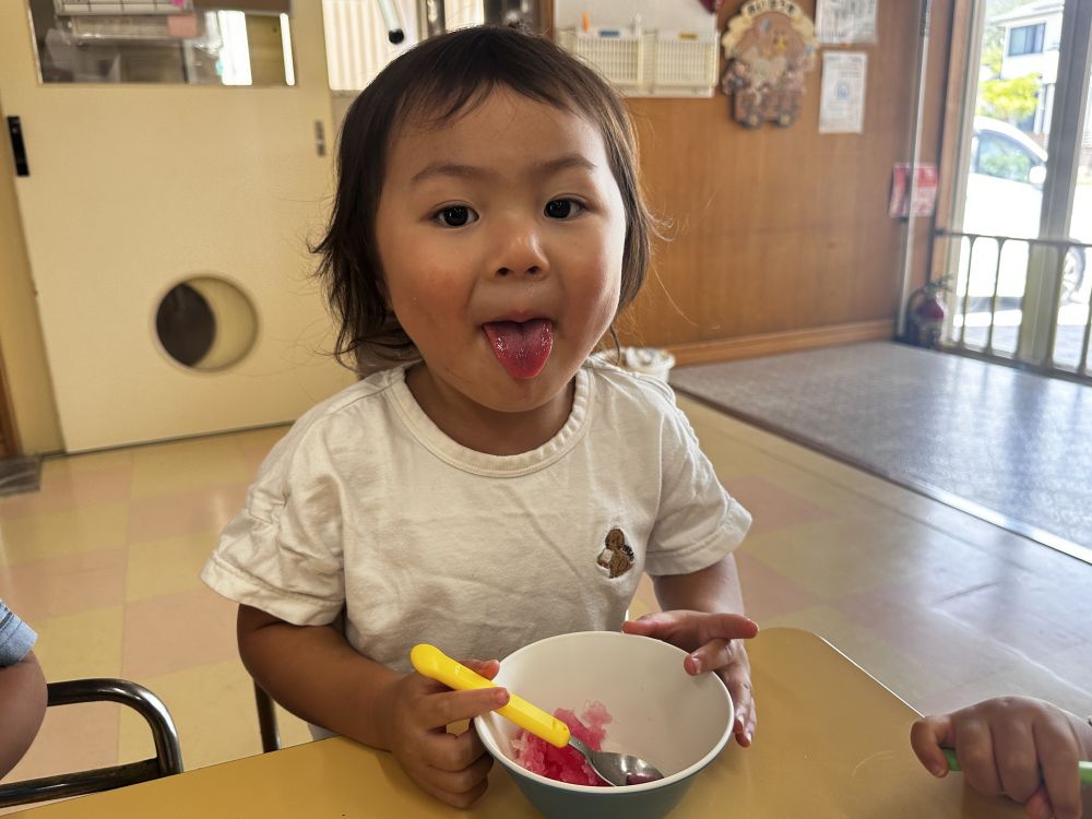 パクッと食べたらベーロが～・・・

あーかくなっちゃった♪べ～

いちご味をチョイスしたＫちゃんのベロは・・・

まっかっか♡
