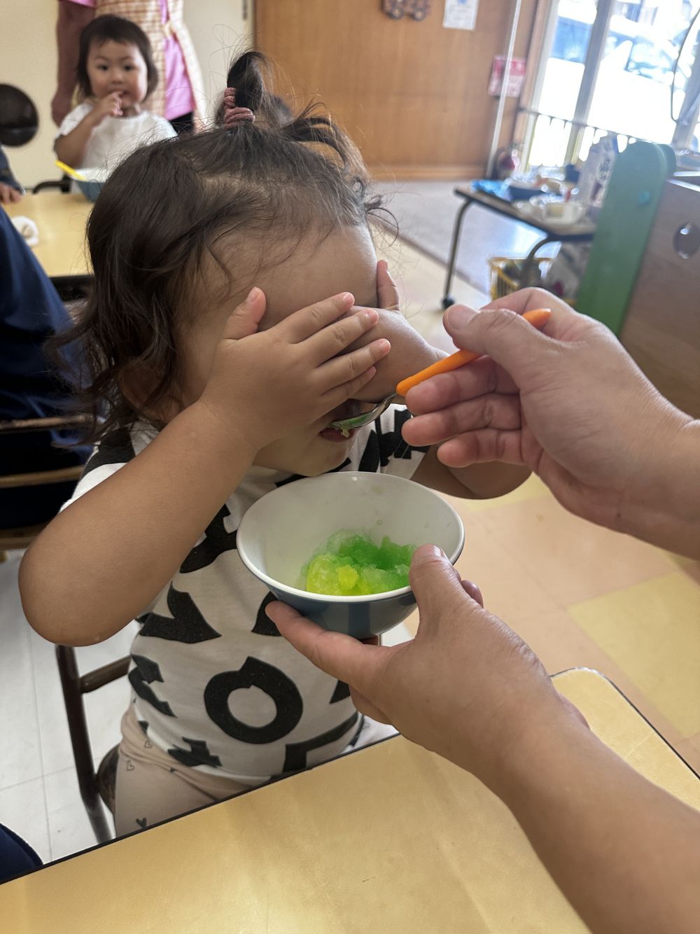 Ｒちゃんは・・・

何の味を食べたでしょうクイズ♪

実は、先生がやっているのを見て、
目を隠してまねっこしてました♡

松浦先生ありがとうございました♡
また、作ってね♡