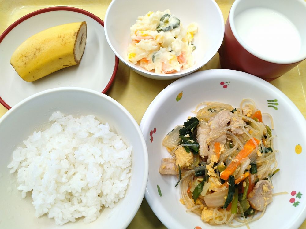 ご飯

ニラ玉春雨

ポテトサラダ

バナナ

牛乳