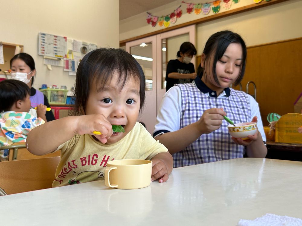 大きな口で　”ぱくっ😋”

”つめたーい！！😚