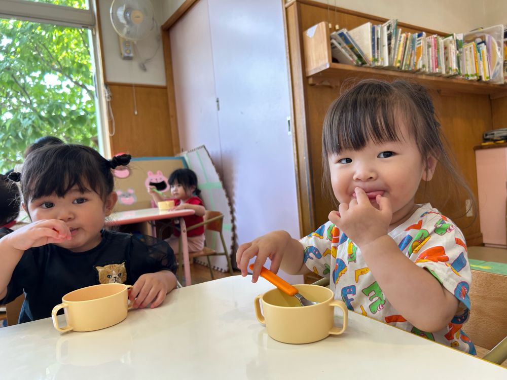 ぱくっと食べたら
ベロがきいろくなっちゃった、べ～！😋