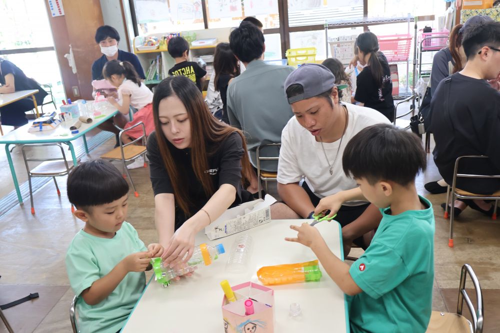 「ママが門田に来てくれるのうれしい♡」
そんなかわいいつぶやき中
ゾウ組になってはじめての保育参加スタート！！

今回のテーマは
　【おうちの人とプールで遊べるアイテムを作ろう！】

自分たちが遊びの中で経験したアイテム作りの楽しさを
今日はおうちの人と一緒に楽しみます♡

