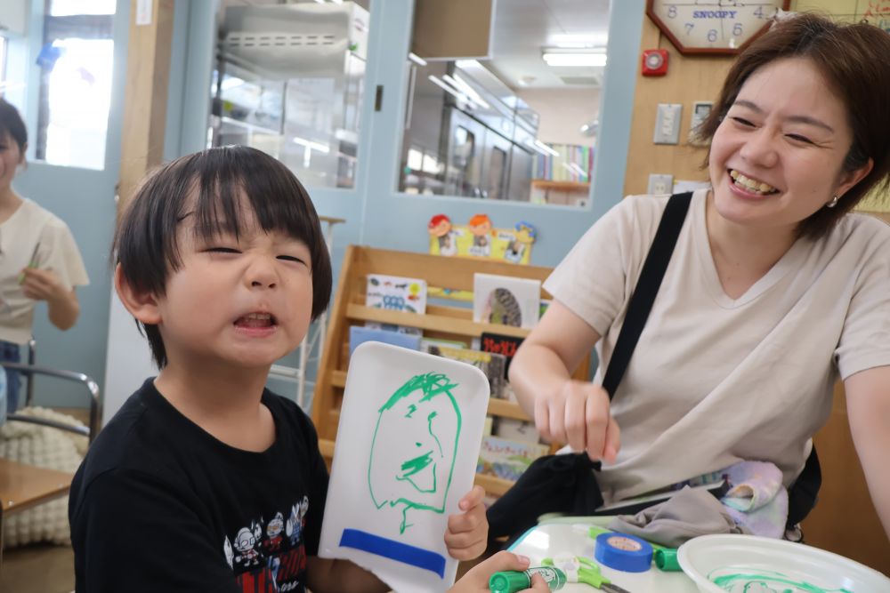 
「ひげ描いた〜♪」　と言いながら
同じように顔真似しながらカメラに見せてくれたTくん♡

ナイスな船の出来上がりが楽しみです♡