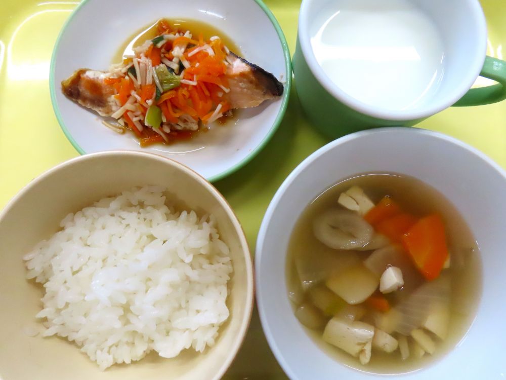 麦ご飯

鮭のポン酢蒸し

かみなり汁

牛乳