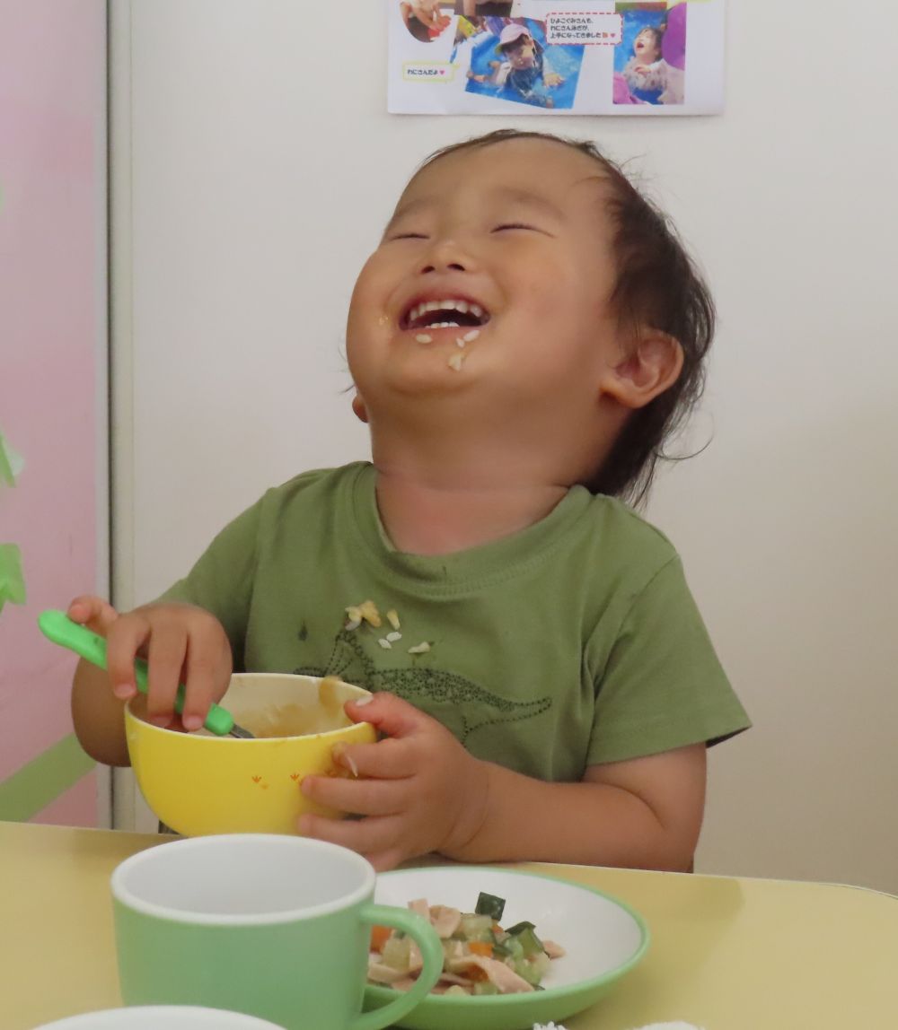 ヒヨコ組さんに行くと
もうほぼ食べ終わっている子も！
お皿を上手に持って食べていましたよ♪
大好きなカレーをおいしそうに
ニコニコ食べていました♡