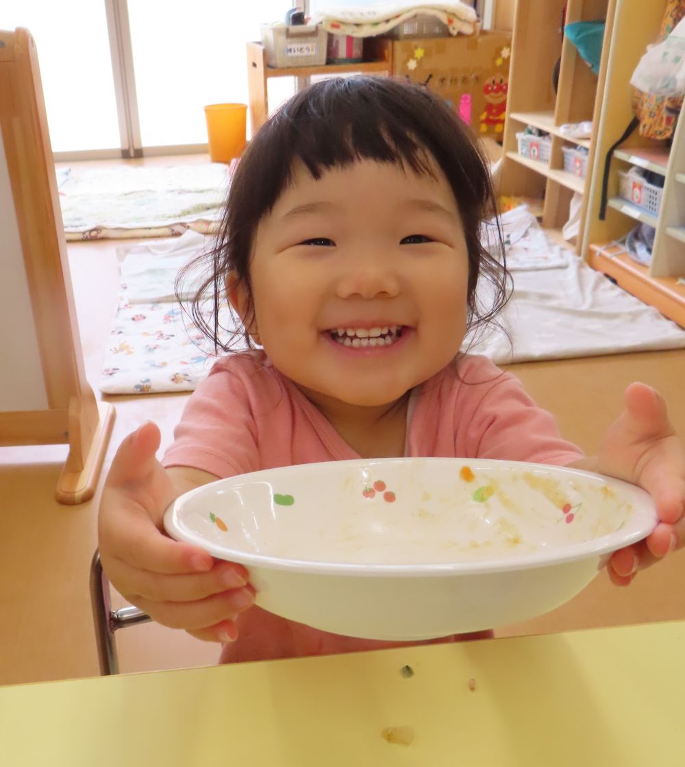 クマ組さんも
「おいし～い！」
「食べるよ、見ててね」
と嬉しそうな笑顔でパクリ♡
空っぽになったお皿を見せてくれて
あっという間に完食でした！！

暑い日が続きますが、しっかり食べて
元気に過ごしましょう♪