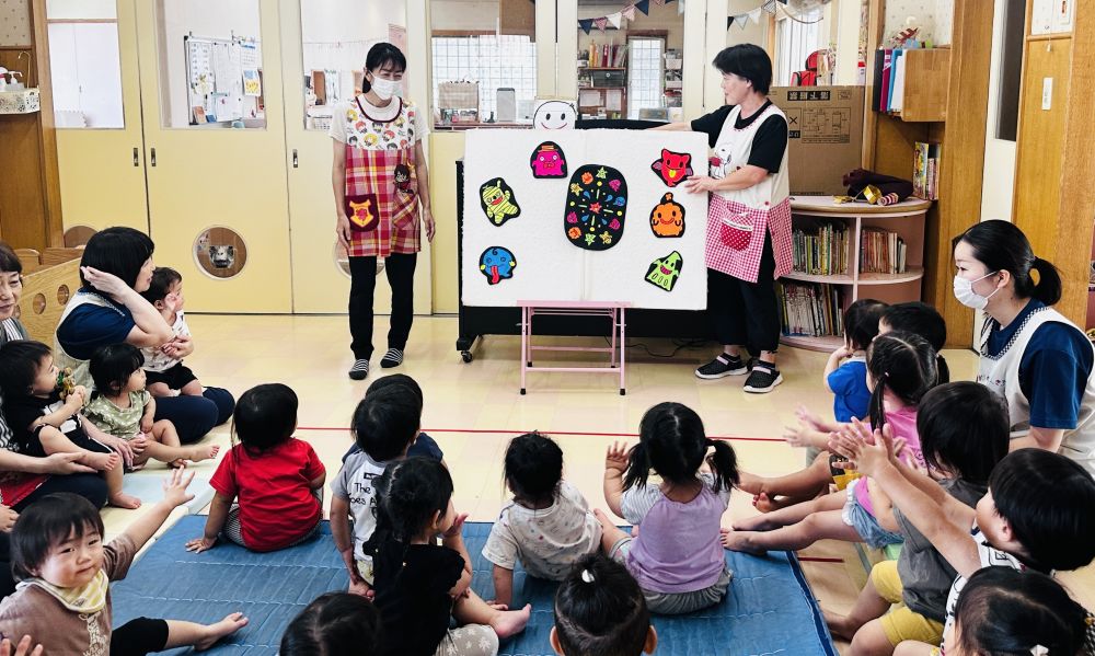 先生の出し物は・・・

「おばけのおはなし」

色んな色、形のおばけさんが、
色んな形にへーんしん👻

みんな拍手したり、
パチパチ手をたたいて喜んでいました✰