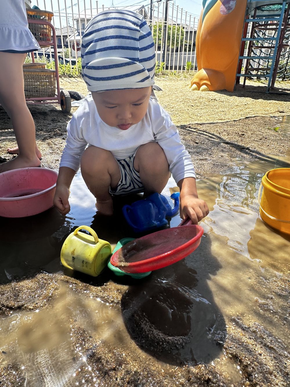 フライパンでお水をすくって・・・

入れたり・・・
バシャ―っと流したり・・・