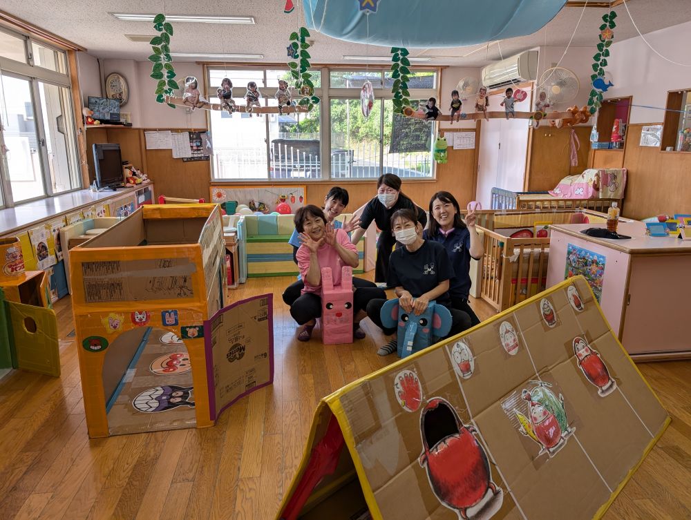 ウサギの部屋では、先生達が子ども達よりも先に遊んでいます😆