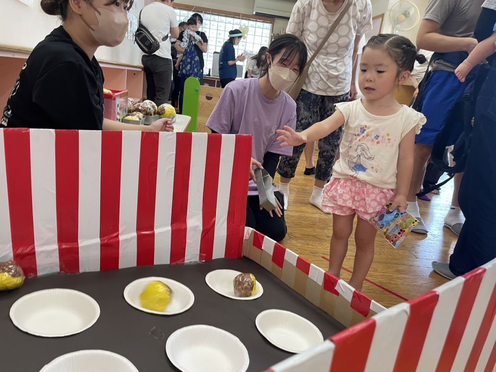 たこ焼きボール投げコーナー

全部の皿の中にたこ焼きを乗せることが出来るかな～
さすがクマ組さん・・・
順番に乗せていく事が出来ています！