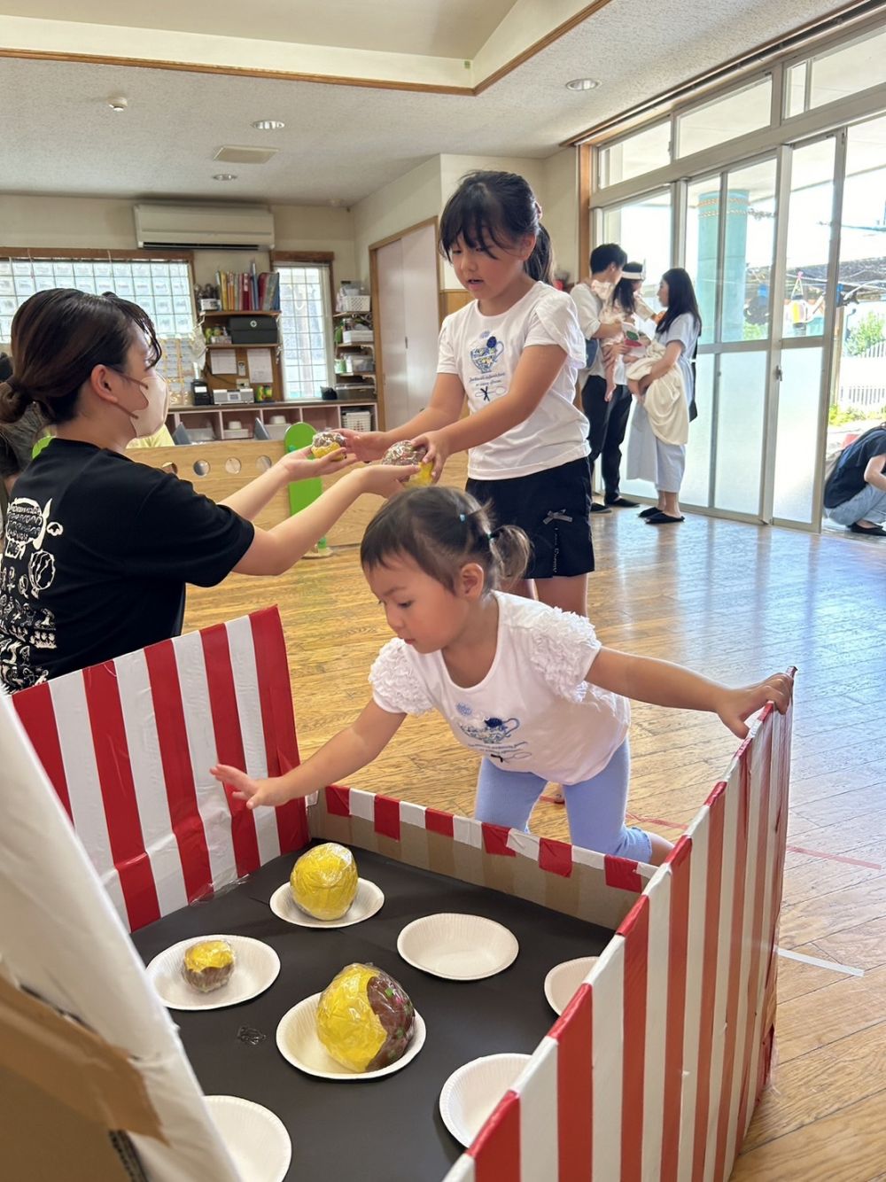 お姉ちゃんと一緒にお皿に盛り付け・・・
もうすぐ完成です！