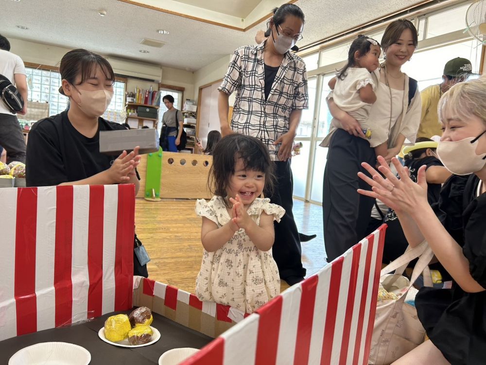 たくさんたこ焼きを乗せることが出来て拍手♡
お母さんも先生も笑顔で拍手～