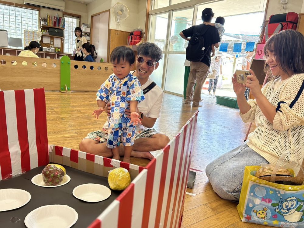 お父さんと協力して投げるよ～
見ているお母さんも２人の姿にニッコリ笑顔・・・