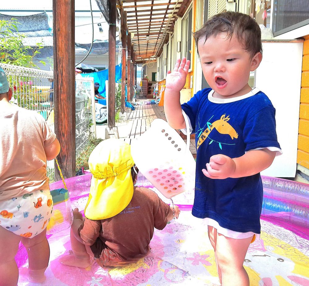 それを見ていたM君
カゴやおもちゃを自分で探してきてY君と同じように集めて・・・
「バイバーイ！」と手を振って並んで歩いていました！！

友達から友達へと、遊びが広がりました♡