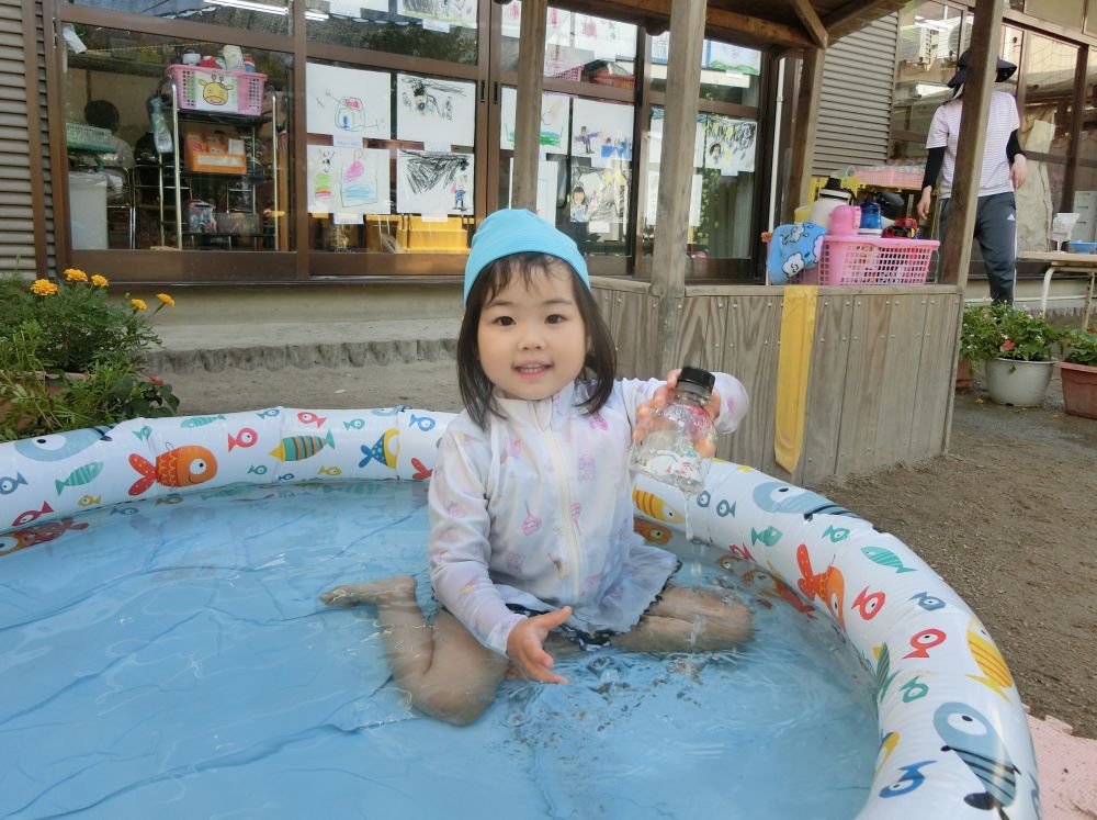 自分で作ったペットボトルのおもちゃ！

「これⅯちゃんの♡」
とお気に入りの様子♪

水を高い所から流してみたり、
低い所から流してみたり、
水の音、感触を楽しんでいました♪


友達が顔を水につけているのを見て、
ぼくも！わたしも！と、挑戦してみたり、
水がちょっぴり苦手だった子もワニさん泳ぎが出来るようになったりと、
プールの回数を重ねるごとに水に慣れ、体全体で親しみ、出来る事が増え、
自信へとつながっているようです！！☆

友達のパワーってすごい☆！
友達と一緒って楽しい♪
と、感じられる場面でした♡


一人一人のペースを大切にしながらプール遊びを思いっきり楽しみたいと思います♪