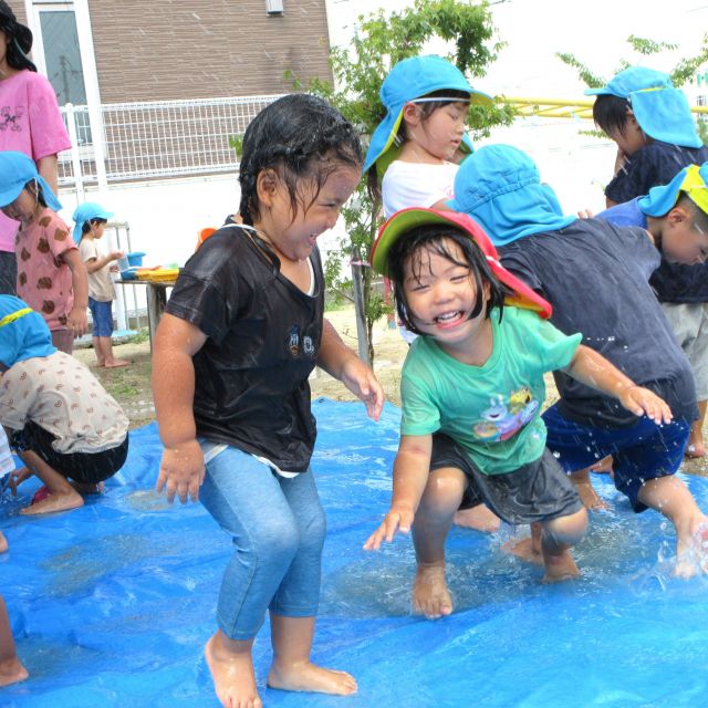 ＊　２歳児　水にふれて　＊