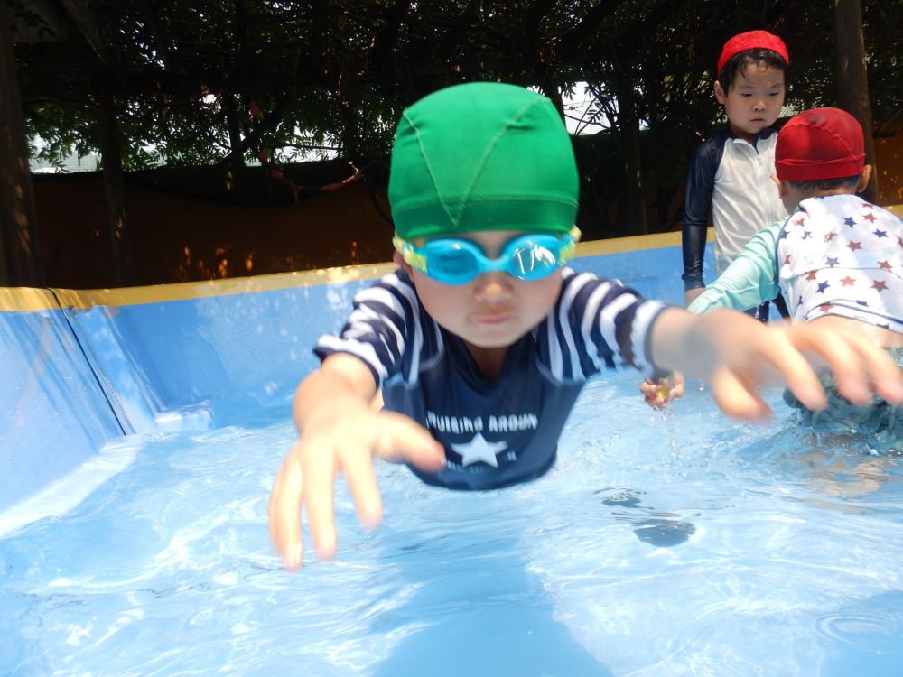 ゴーグルをつけると
水の怖さも少し半減 ！ ！ 

全身で思いっきり豪快に
水の感触を楽しんでいます♡

子どもたちの “挑戦してみたい” 
という気持ちを大切にしながら
プールを満喫していきたいと思います！
