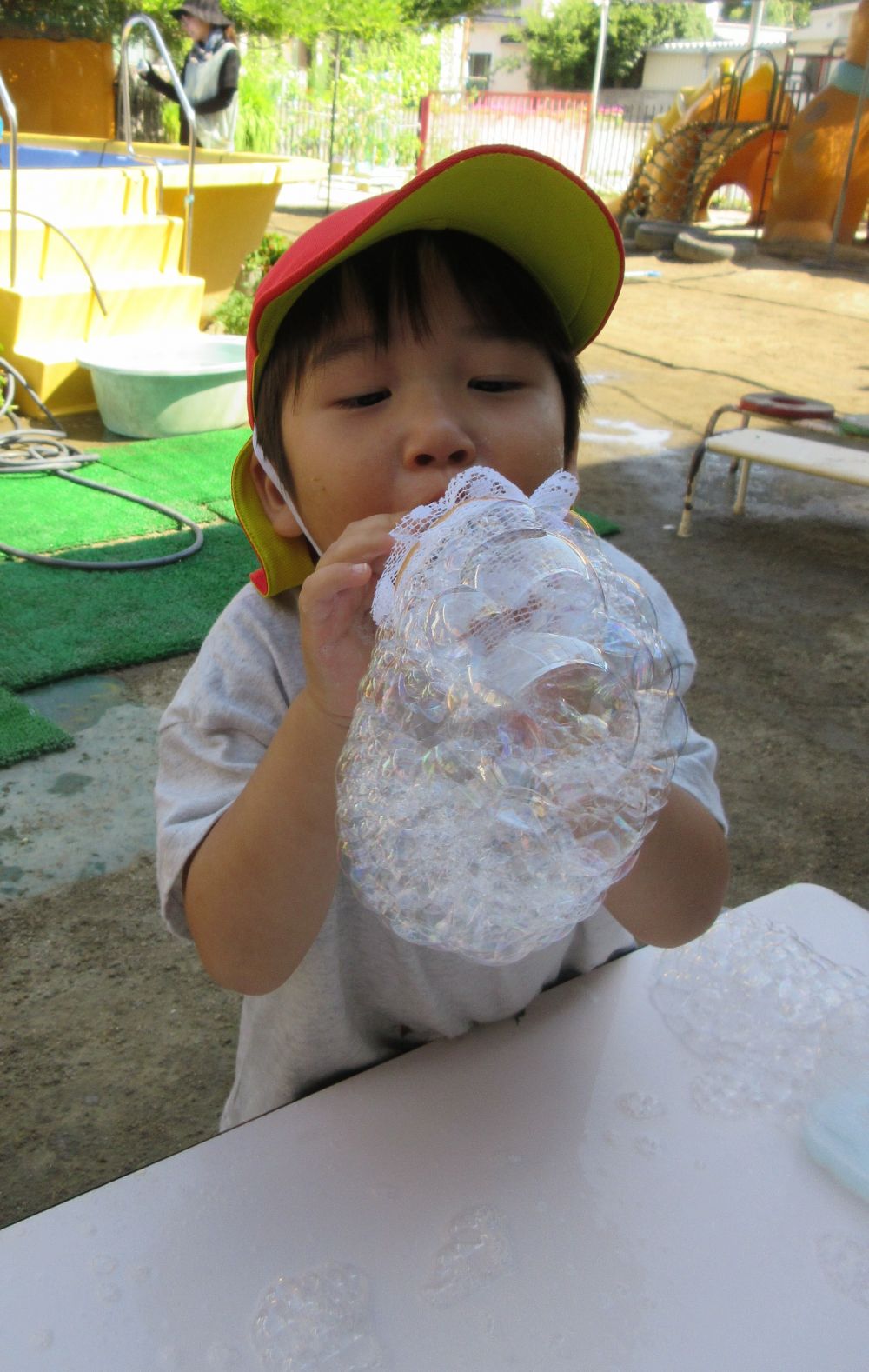 　ぶくぶく・・・・もこもこもこ・・・・・
　「僕もいっぱい泡が出るよ」
　得意げに見せてくれるｊくん

　今回はシャボン玉だったけど
　今度はふわふわ、もこもこ、いろんな泡作って触って遊ぼうね。