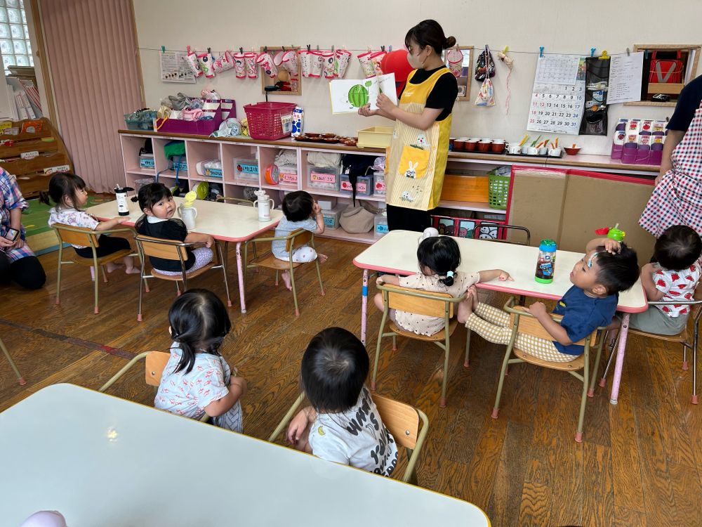 今日は食育の日♪

「すいかくんがね･･･」の
　　　絵本を読んでもらったよ🍉
