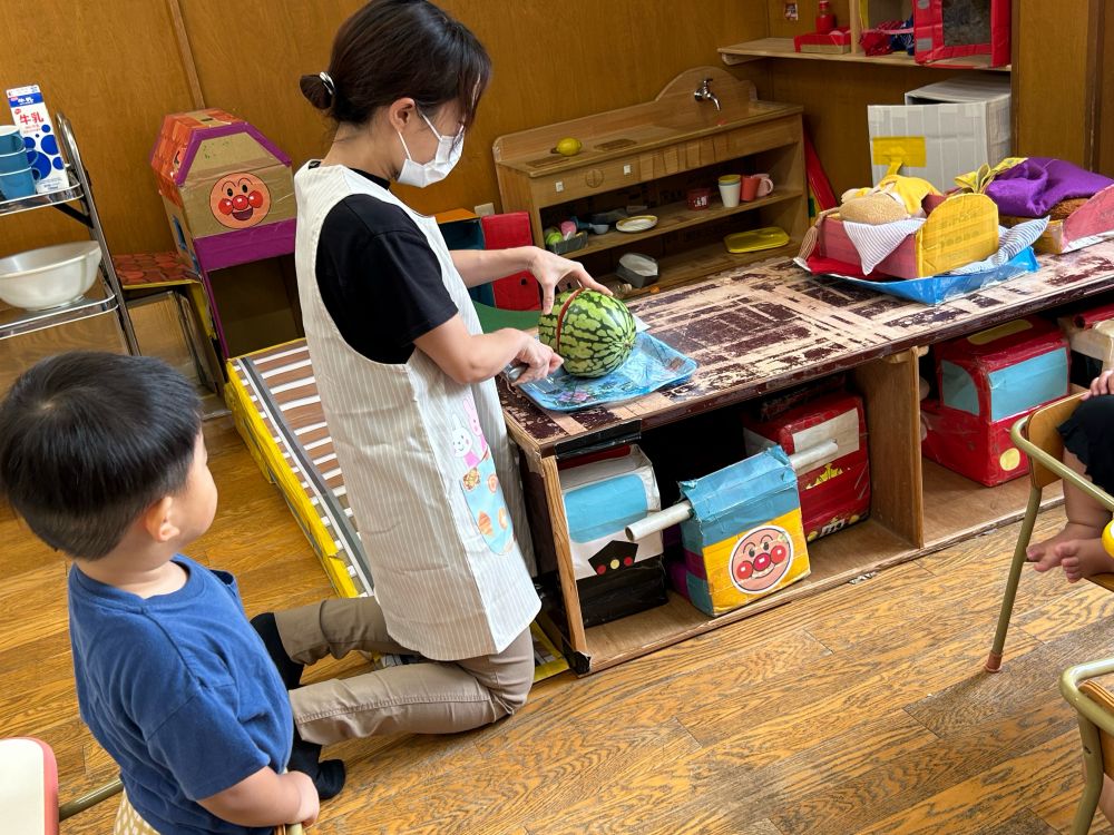 給食先生が目の前で切って、中身を見せてくれたよ😃

”ざくっ！！”

”ぱかっ･･･！！”
