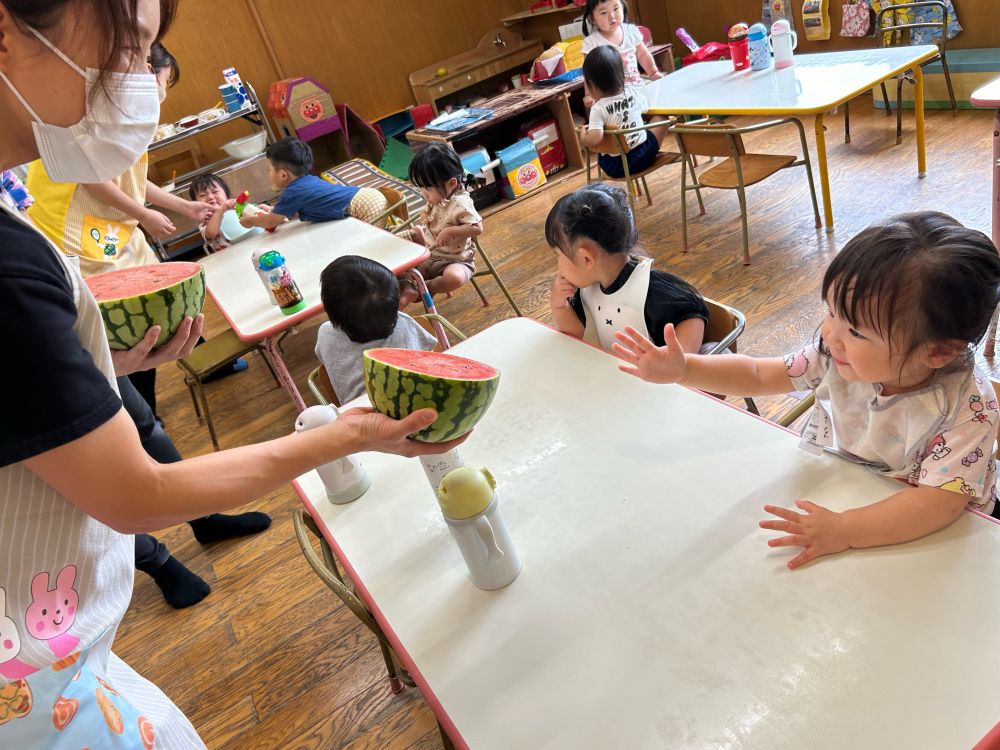 ”いつもの、大好きなすいかだ～🍉✨
　　　　　　　　　　　　食べたーい♡”

15時のおやつに出してくれるよ！

お楽しみに・・・😊💓