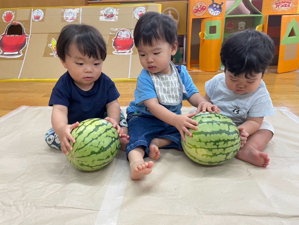 今日の食育は”スイカを触ってみよー”🍉

スイカを触ってみたり・・・
