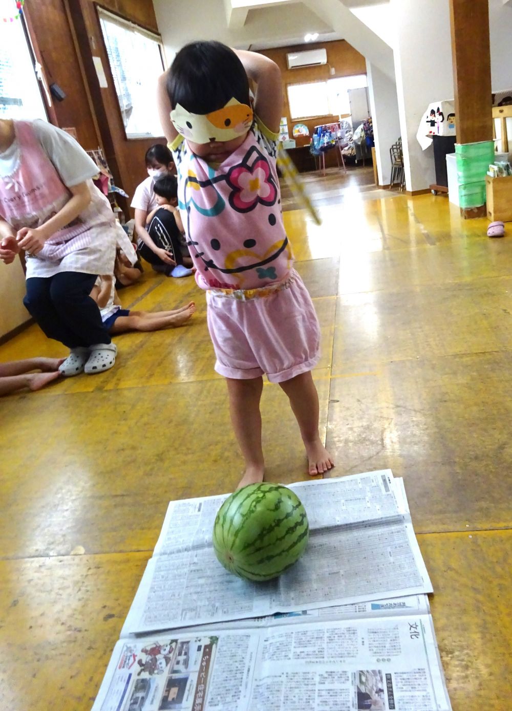 毎月19日の【食育の日】です。
今月は旬の食べ物【すいか】に触れました。

大きいすいかを持ち上げて・・・
「おもた～い」「つめたいね～」「けっこう軽いよ！！」
などなど、色々な声が出てきました。そのあとはお楽しみのすいか割りをしました♡

食べても甘くて美味しいすいかでした。
夏の遊び、楽しかったね♪