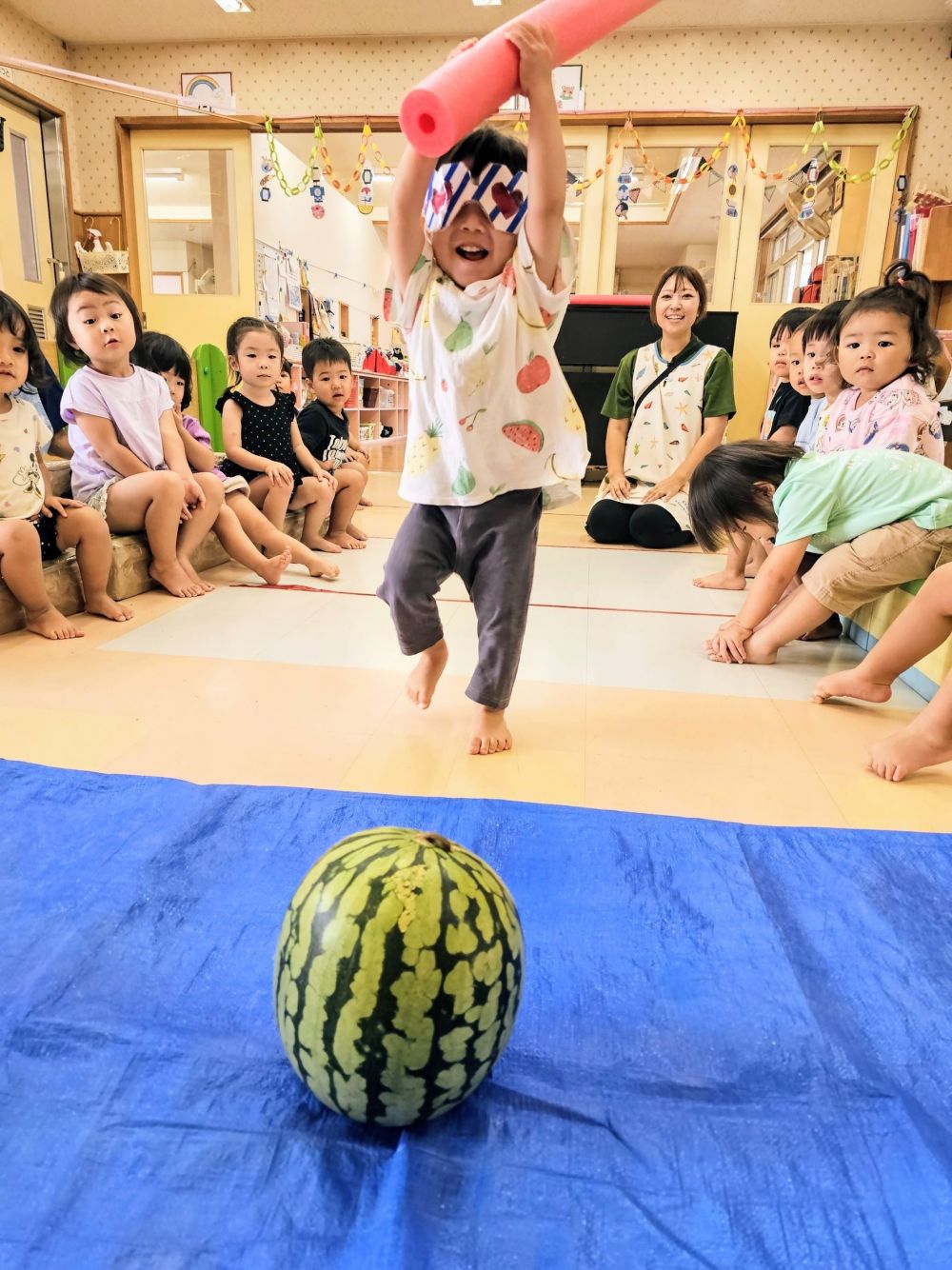 今月の食育は・・・『すいか』

「すいかの名産地」を、
みんなで歌った後は・・・♪

楽しみにしていたすいかわり！！！

遊びの中で気に入っている、
変身グッズのサングラスをかけることに☆

サングラス越しにうっすら見えるスイカ目指して・・・笑
おおきくふりかぶって～