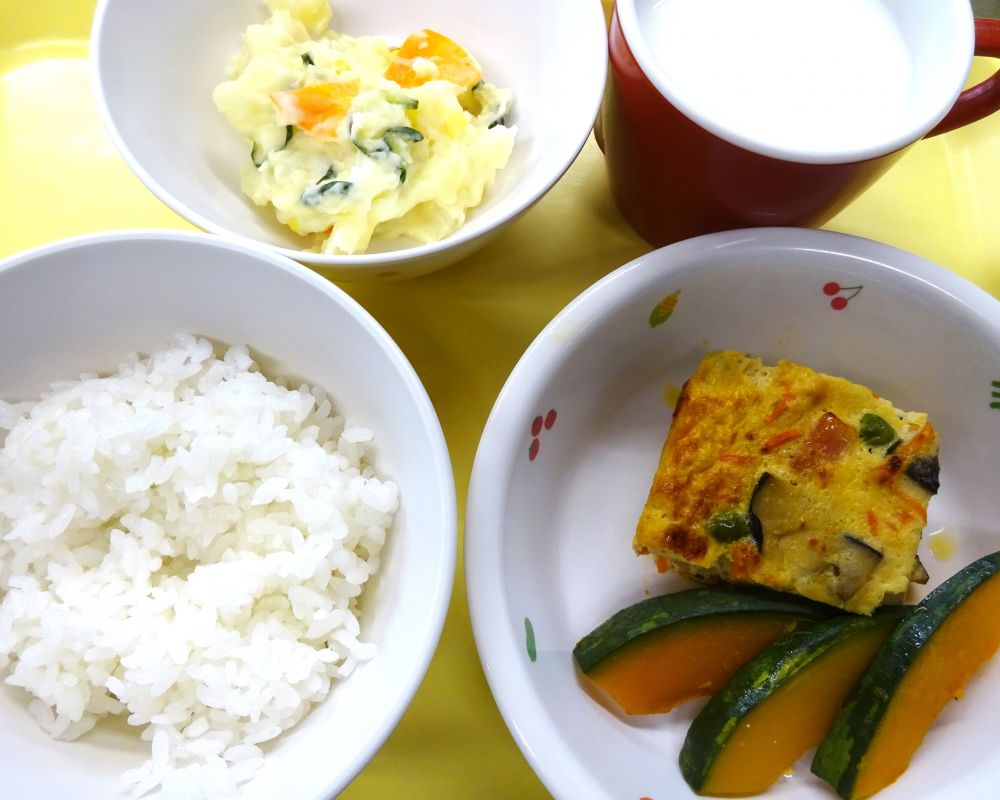 ご飯

ふくさ焼き

蒸しかぼちゃ

ポテトサラダ

牛乳