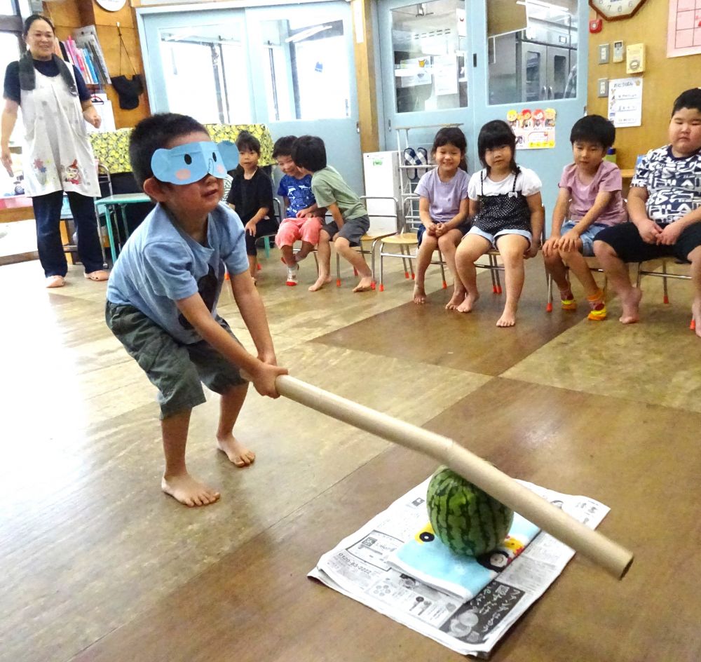 キリン組さんは大きい棒で挑戦！！
思いっきり棒を振りかざして・・・

｢えいっっ｣

あれれ・・・棒のほうが折れてしまいました　笑