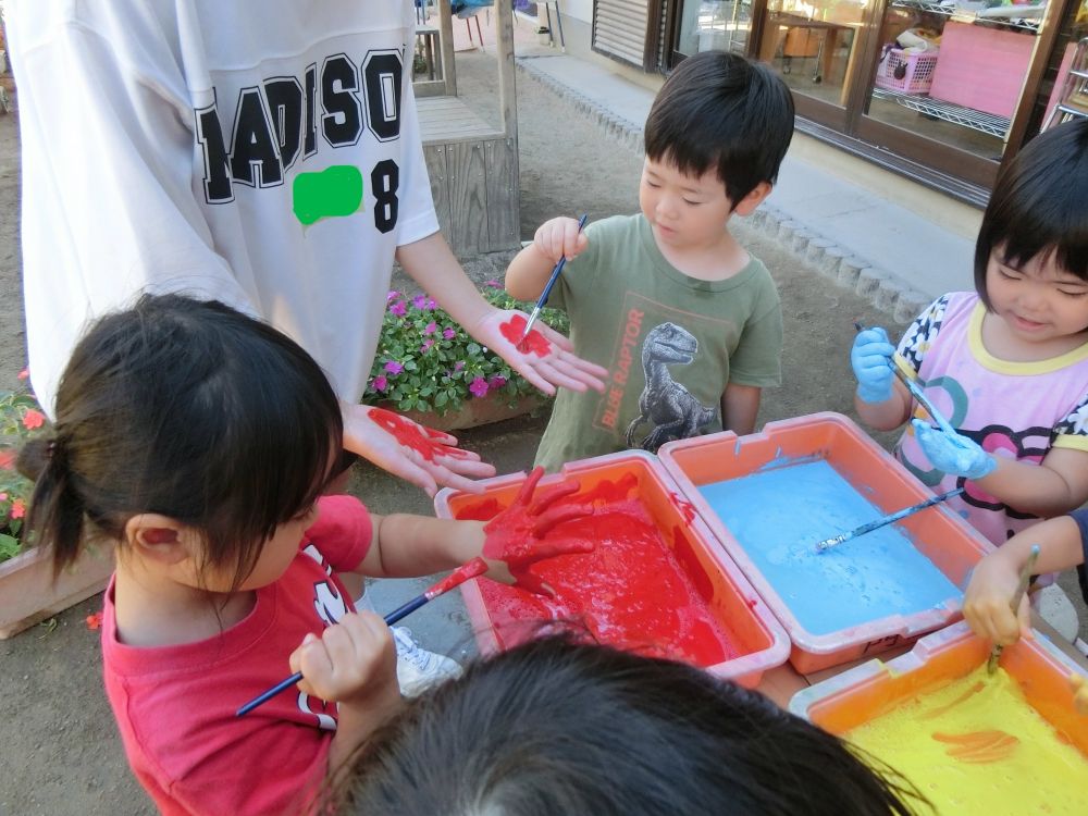 たくさんの絵具を見てワクワク・ドキドキなリス組さん！


「何色にしようかな～♪」

と、楽しみな様子！

自分の手にぬったり、
お姉ちゃんや先生にぬったりして楽しんでいました♡