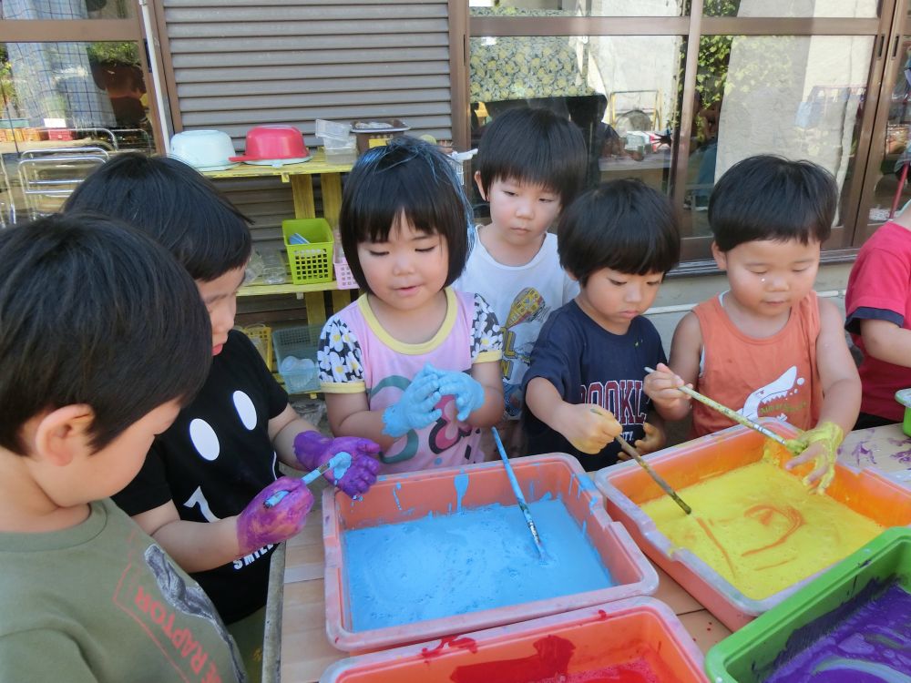 「髪の毛にもつけちゃおっと！」

少しづつ大胆に♪

手や足、顔、髪の毛！！
いろいろなところに描いて、絵具の感触を楽しんでいました♪