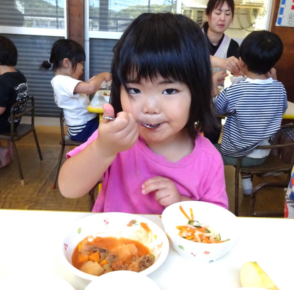 毎日給食時間、各クラスの様子を見に周ります。

リス組さんの部屋にそ～っと入ってみると、
｢きしかわせんせーみよーてーー！｣
｢たべよーるよー｣

それまで静かに食べていたリスさんですが、たくさん美味しいよと声をかけてくれます。
カメラを向けるとにっこり笑顔♡
いつもしっかり噛み噛みしながら食べてくれるＴちゃんです♡