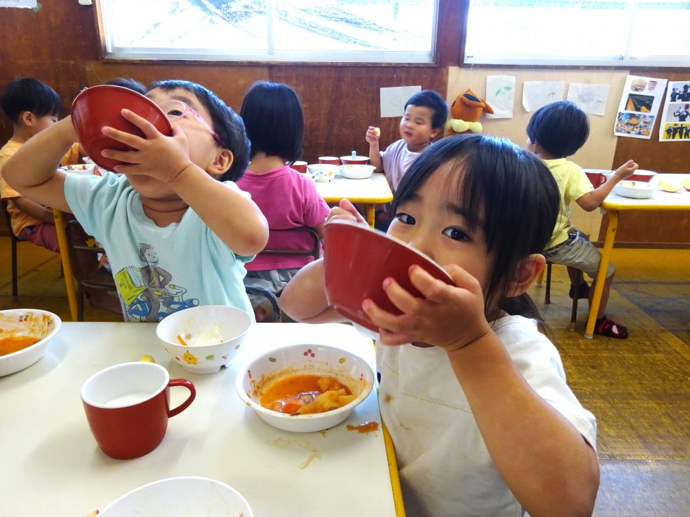 ｢せんせーこっちにもきてきてー！！｣
｢みてみてー｣

二人同時にご飯の器を持ち上げます　笑
元気いっぱいのＨちゃんとＹちゃん♡
