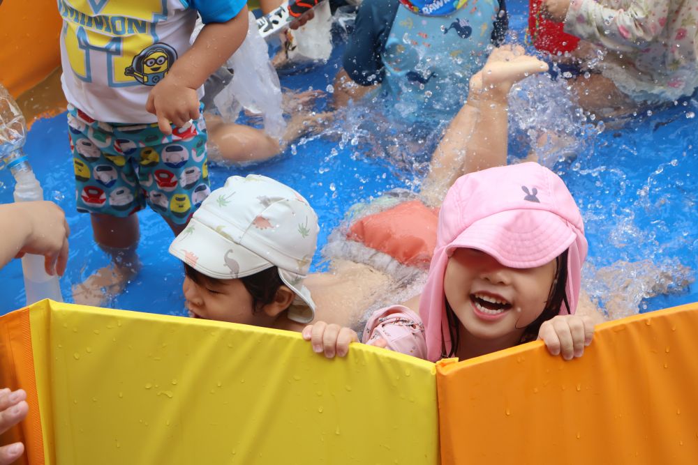 水しぶきだって平気だよ！
バタ足だってこんなに上手に♡

来年は大きなプールで
いっぱい泳ごうね
