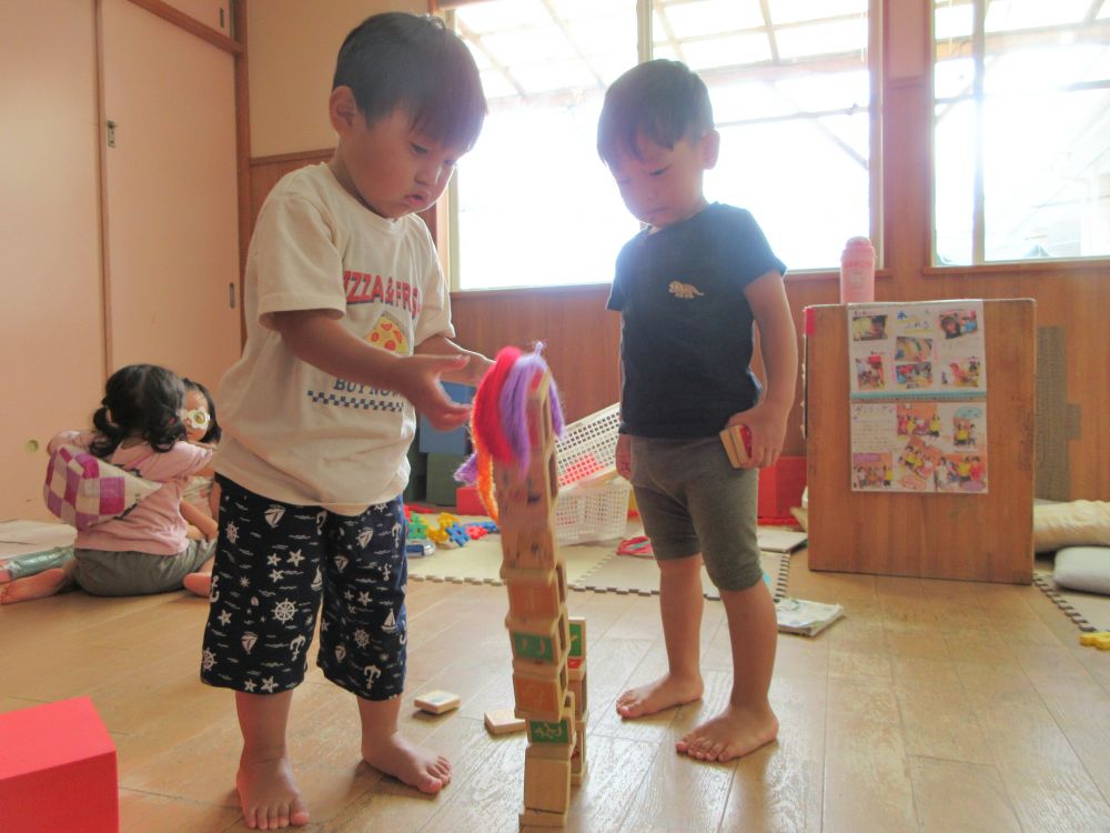 2人で交互に積み木を一段ずつ積み上げていく
慎重に・・・
真剣に・・・
ゆっくりと・・・
どんどん高くなる積み木、達成感が自信につながります