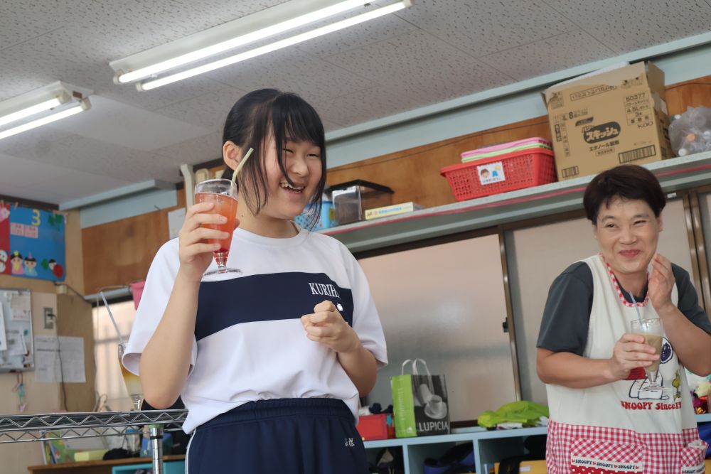 この日は８月のお誕生日会♡

とびいり参加！！　
セパレートドリンクの試飲♡

おあじは？？　
「あま～い！！」　「おいしい～」