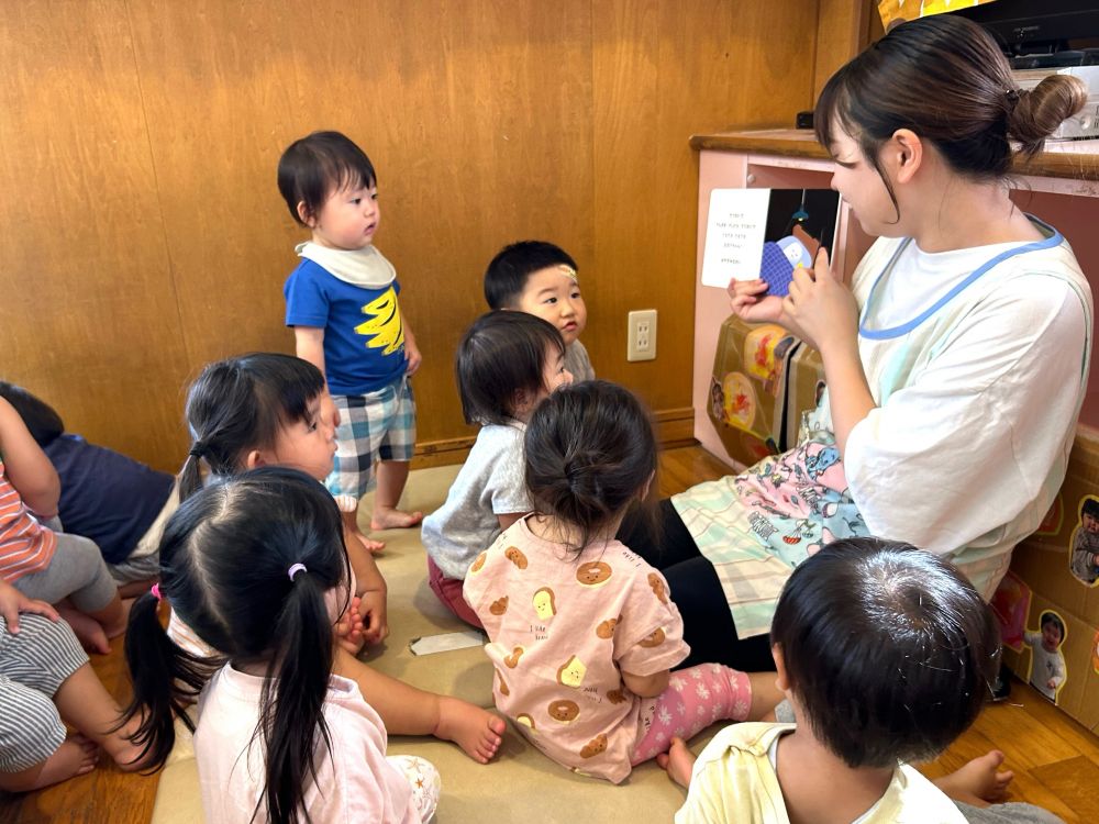 1歳児
　　　『でるでる！おばけちゃん』

｢でておいで　でるのかな？
　　でんきをけしたらでておいで｣

｢でるでるでるでる　おばけちゃん～！👻」

ヒヨコ組さんが好きなおばけのお話のひとつです♡

しかけ絵本になっていて、
いなかったはずのおばけちゃんが
”でるでるでるでる･･･”　の声にあわせて
出てくると喜んでくれます😊

最近では「あか！」「あお！」「きいろ～！」と
おばけの色も教えてくれるようになったヒヨコ組さんです✨