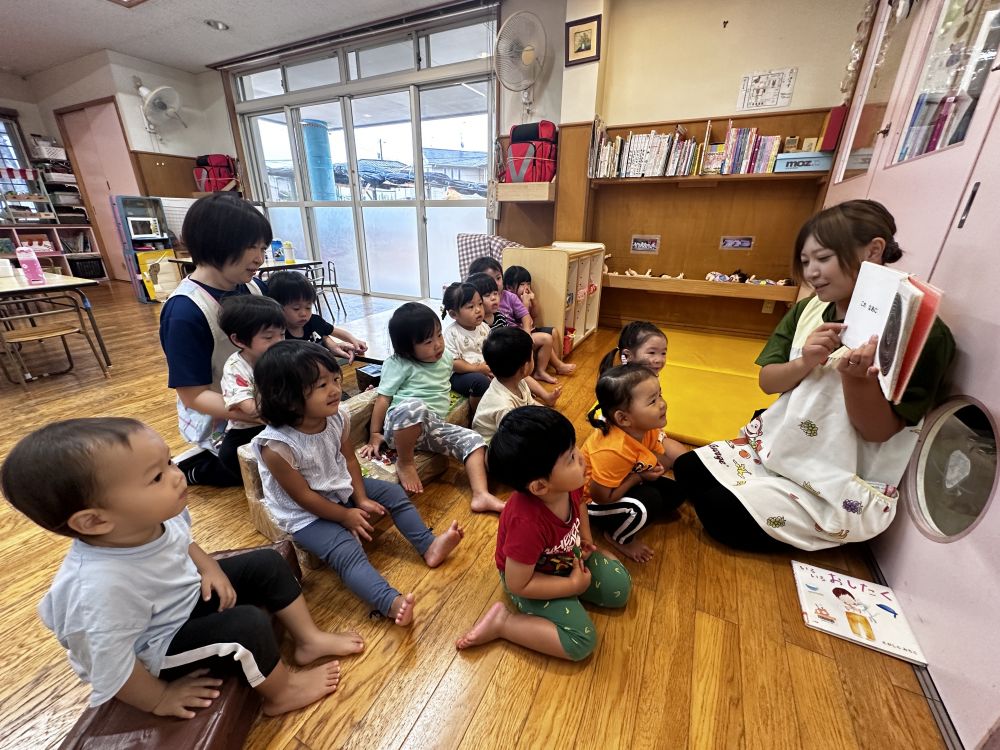 2歳児
　　　『やさいのおなか』

色々な野菜が出てきて、
ぱかっと半分に切ると・・・

中々見ることのない野菜の中身・・・
みんな不思議そうな顔で見ていました♪

お家でも一緒に見る機会があれば、
ぜひ見てみてくださいね♡