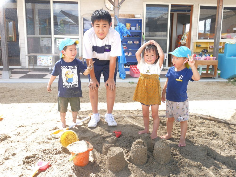 一緒に水遊びや砂遊びをしたり、一緒にかき氷を食べたり
普段の保育者とは少し違った、子ども達の良き理解者です