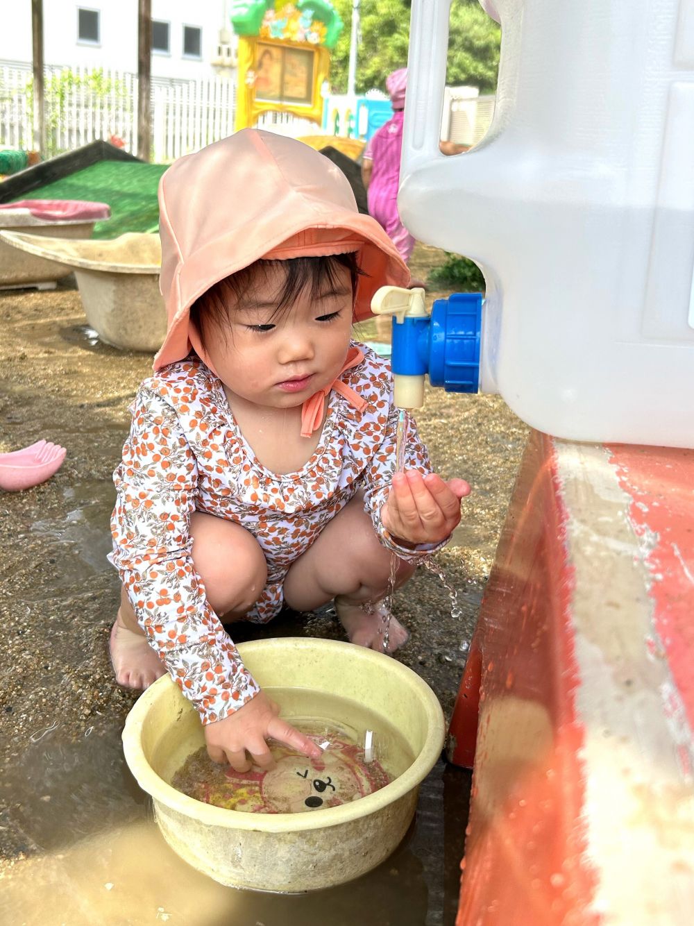 Oちゃんはタンクのところで、手をお皿にして
流れ落ちてくる水の感触を楽しんでいます😊