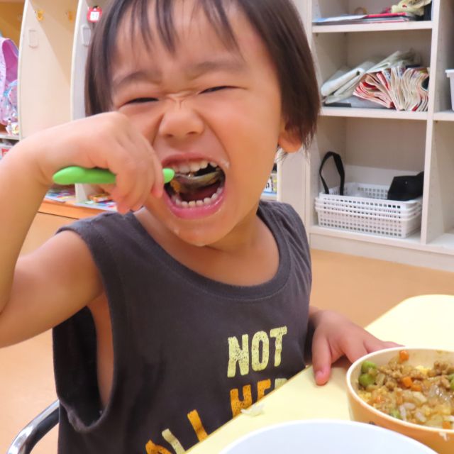 ＊　給食時間の様子　（すいみい保育園）　＊