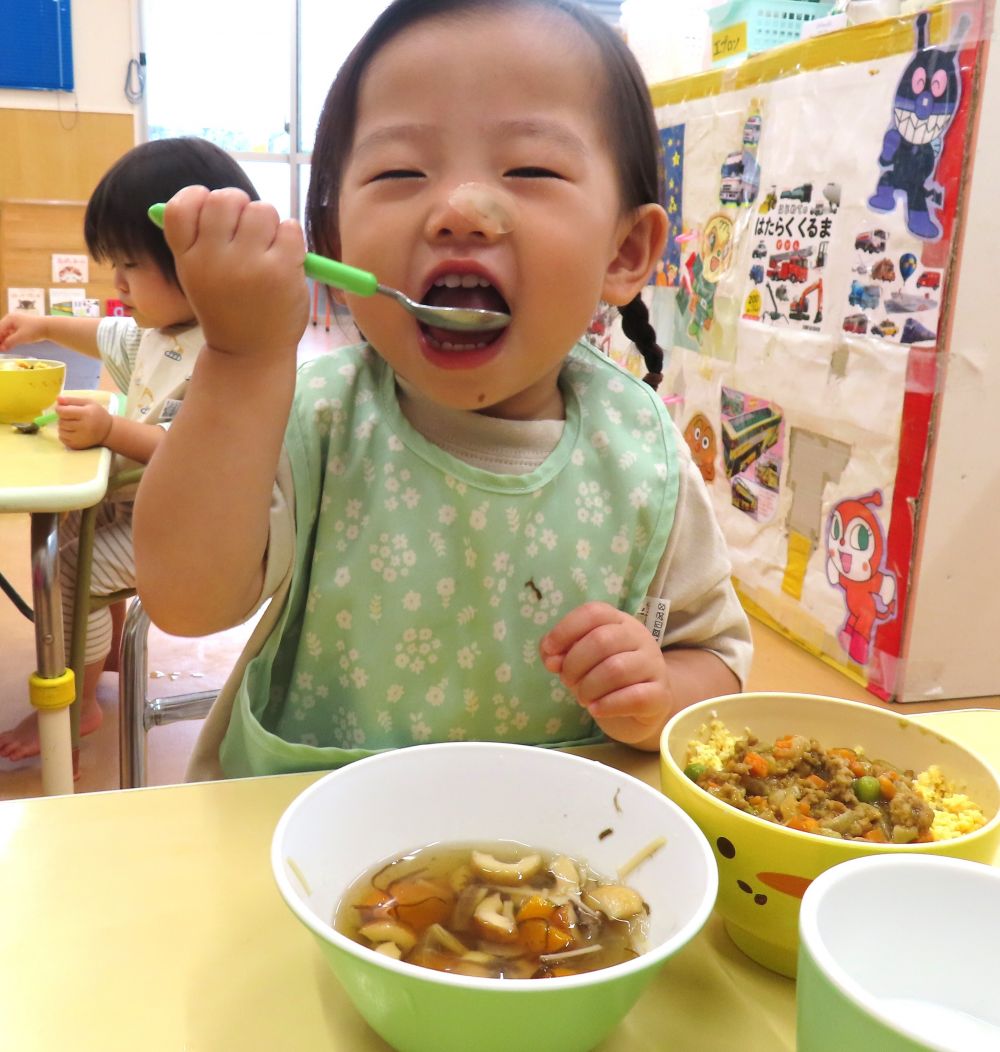 【もずくとちくわのスープ】は
あっさりしていて今の季節にぴったりのスープです！
ひと口食べて子どもたちもニッコリ笑顔♡
「これは・・・？」とスプーンですくって
「ちくわだよ」と先生と話をしながら
食べている姿もありましたよ😊